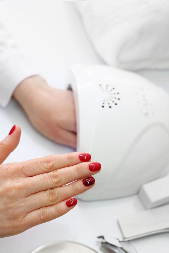 Manicure hybrydowy doradzamy, jak go wykonać krok po kroku