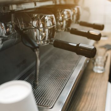 Jak prawidłowo dbać o swój ekspres do kawy, aby służył przez lata?
