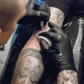 Jak prawidłowo dbać o tatuaż w trakcie gojenia i techniki cieniowania dla idealnego efektu?