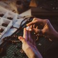 Przewodnik po pierścionkach z nietypowych materiałów