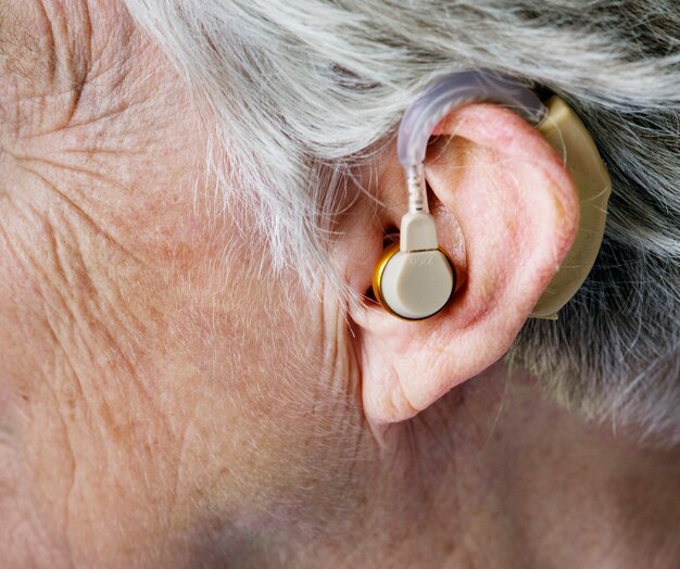 Poradnik użytkowania aparatów słuchowych: jak dbać o urządzenie, aby służyło jak najdłużej?