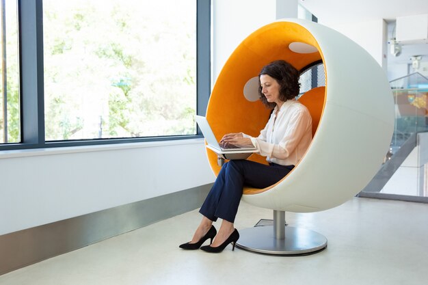 Ergonomia i design w miejscu pracy: jak wybrać dobre krzesło