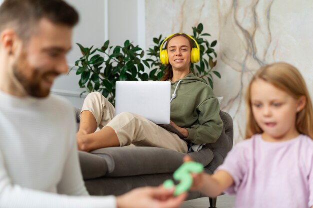 Jak Rozpoznać i Radzić Sobie z ADHD u Dzieci: Przewodnik dla Rodziców
