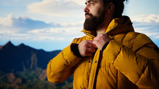 Jak wybrać idealną odzież outdoorową na różne warunki pogodowe?