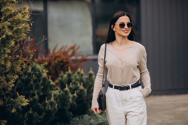 Odkryj nowe oblicze elegancji w codziennych stylizacjach z minimalistycznymi dodatkami