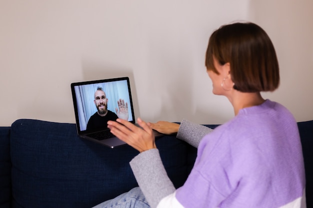Jakie korzyści przynosi terapia online z psychoterapeutą?