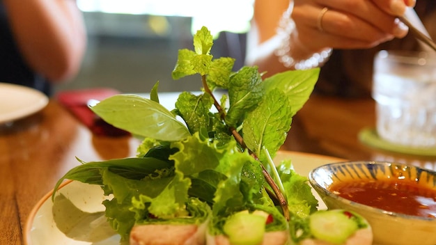 Jak bezpiecznie wspierać metabolizm przy pomocy naturalnych metod?